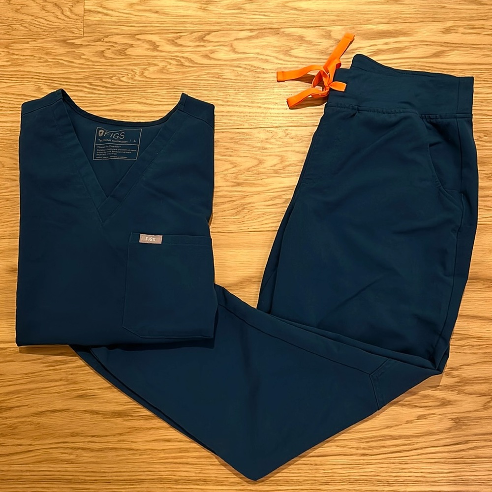 Deep Reef FIGS Scrubs Set